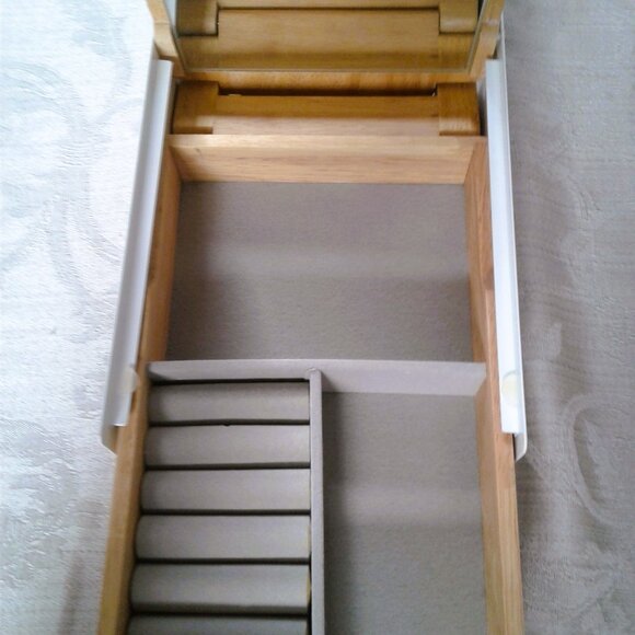 NEW Jewelry box with mirror - Picture 2 of 5